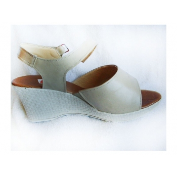 Skórzane szerokie sandały na koturnie 7 cm